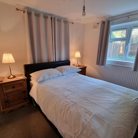 Beautiful Double Room In Acton, West 런던 외부 사진